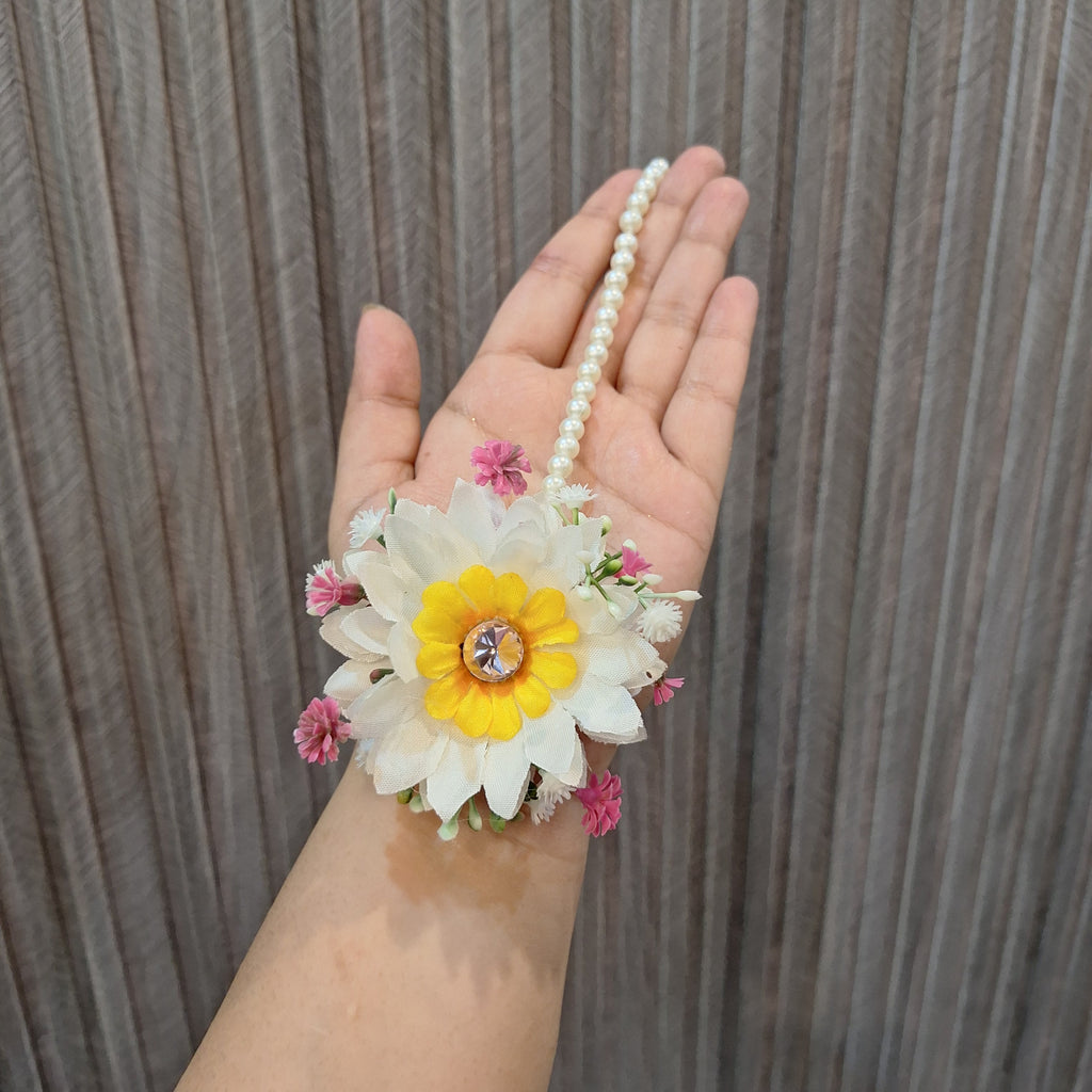 Heena earrings bindi