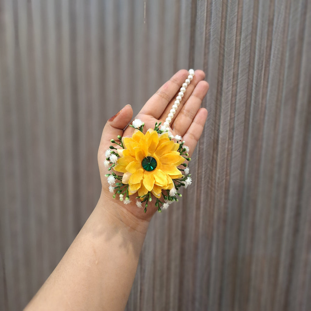Sunshine earrings and bindi