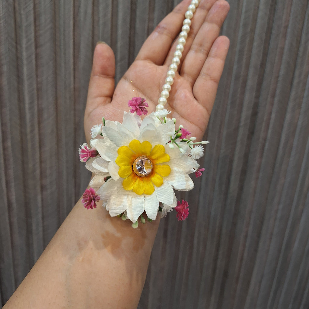 Heena earrings bindi