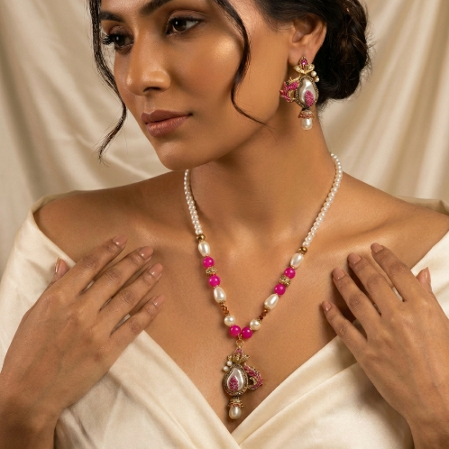 mnodel wearing artifical jwelry set 